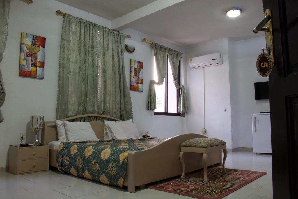 Hill View Hotel Mccarthy Hills Botianaw Esterno foto
