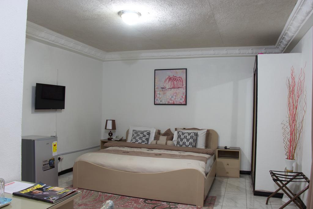 Hill View Hotel Mccarthy Hills Botianaw Esterno foto