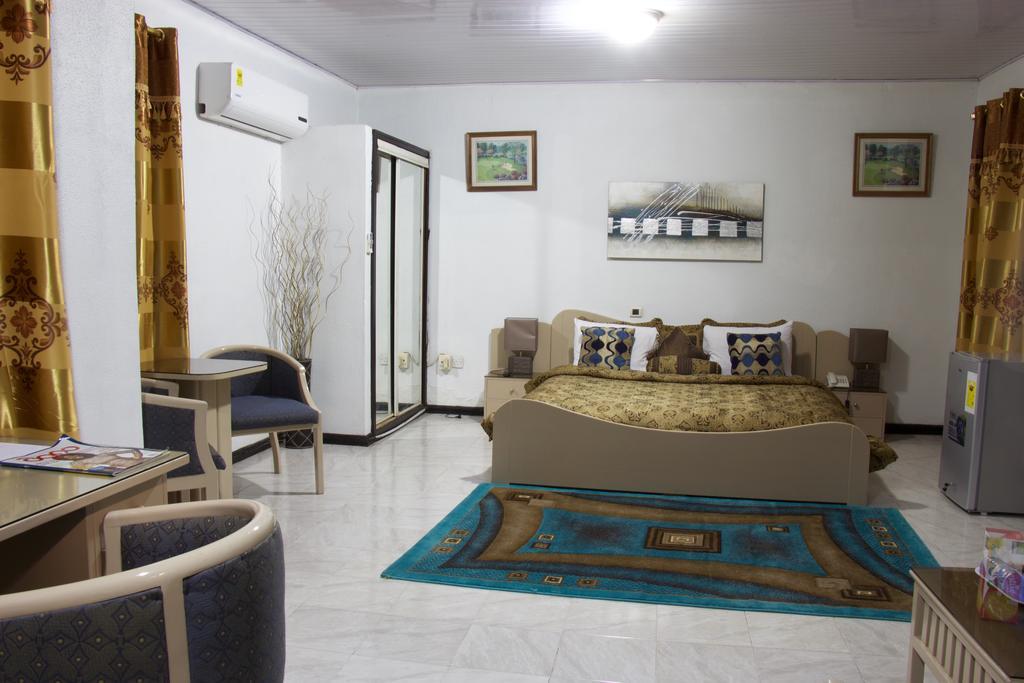 Hill View Hotel Mccarthy Hills Botianaw Esterno foto