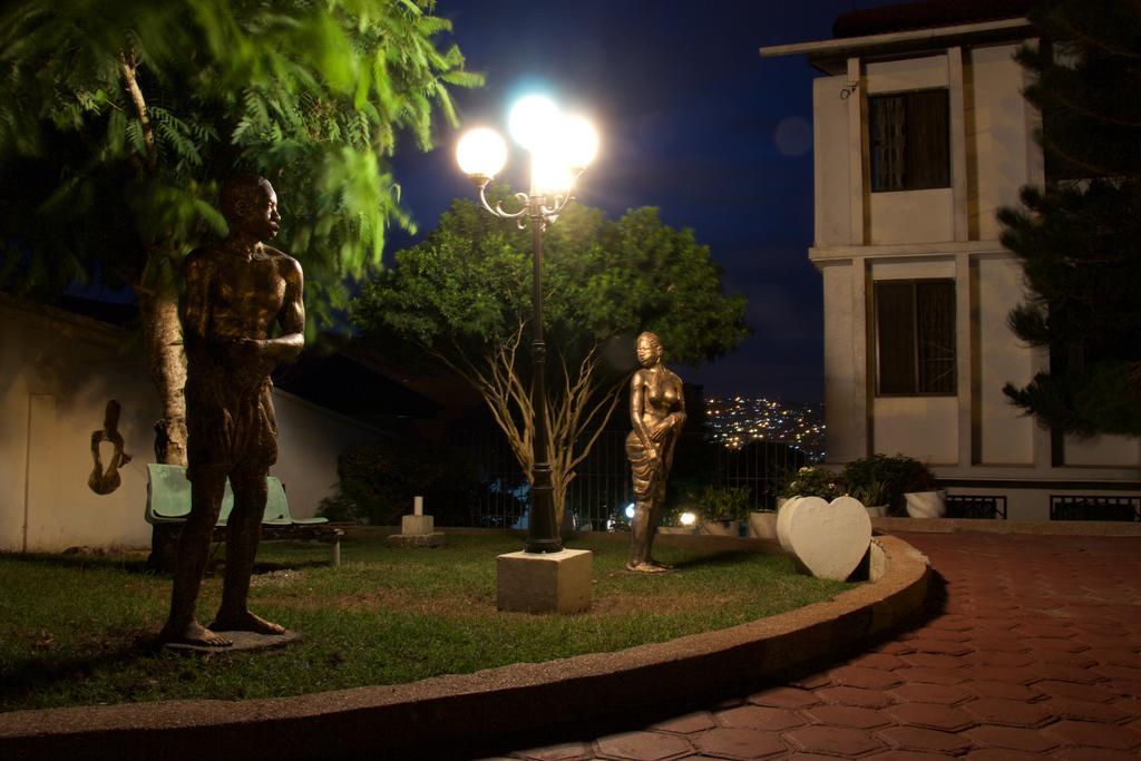 Hill View Hotel Mccarthy Hills Botianaw Esterno foto