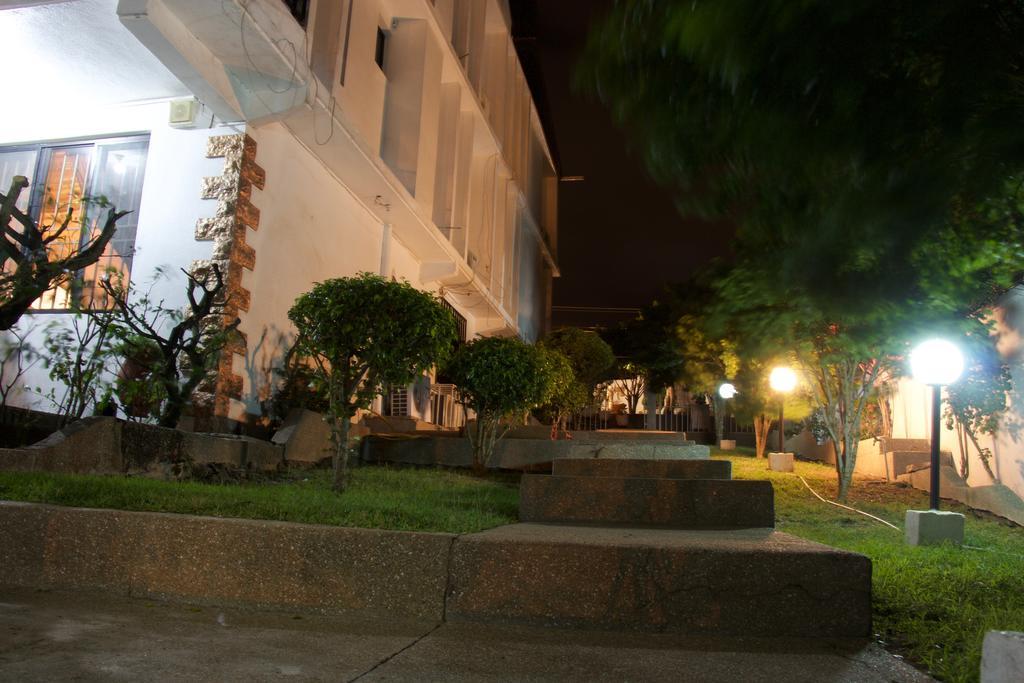 Hill View Hotel Mccarthy Hills Botianaw Esterno foto
