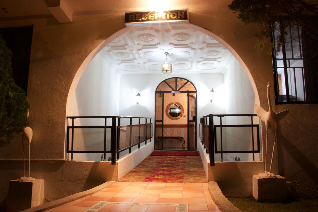 Hill View Hotel Mccarthy Hills Botianaw Esterno foto