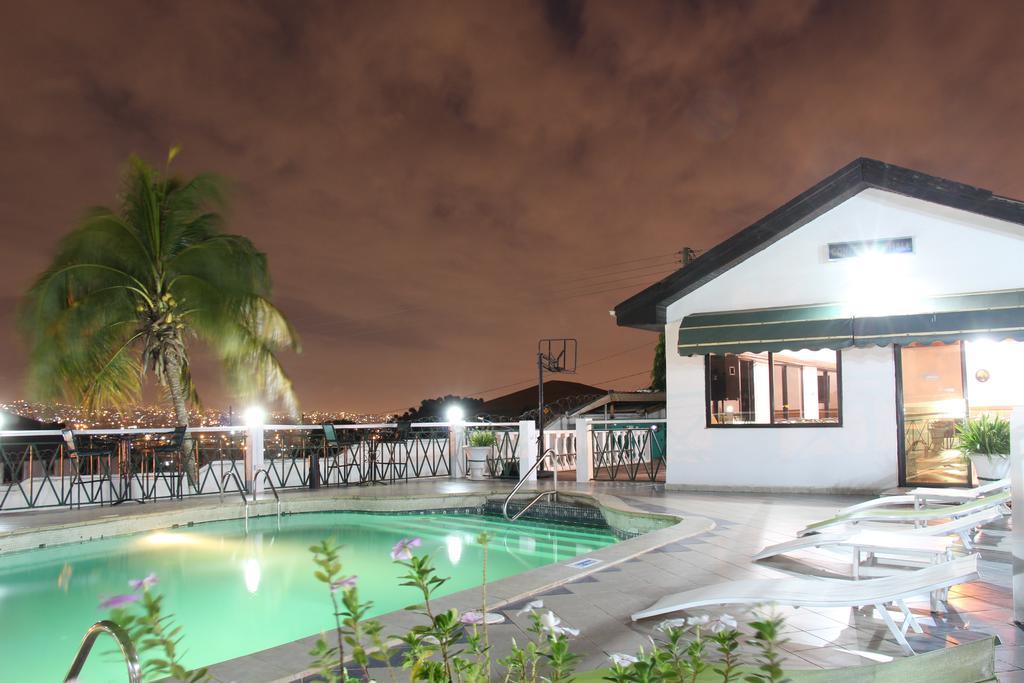 Hill View Hotel Mccarthy Hills Botianaw Esterno foto