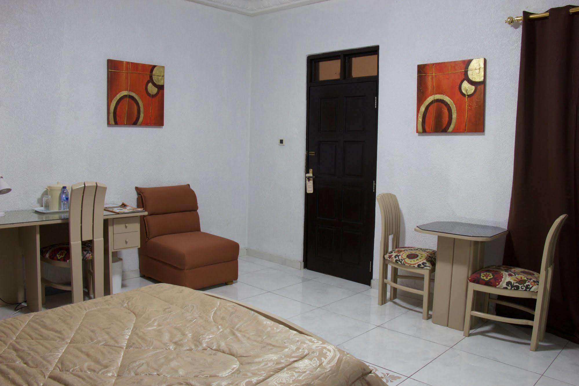 Hill View Hotel Mccarthy Hills Botianaw Esterno foto