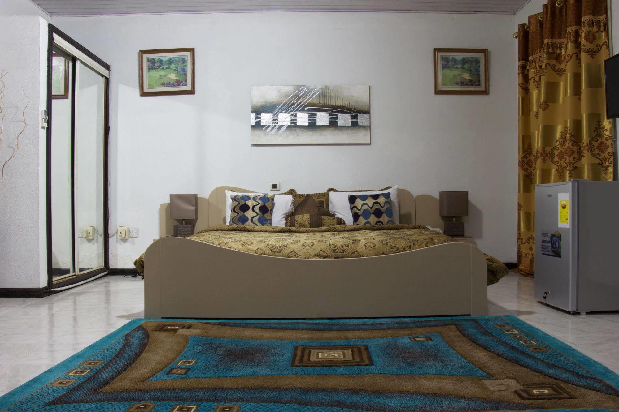 Hill View Hotel Mccarthy Hills Botianaw Esterno foto