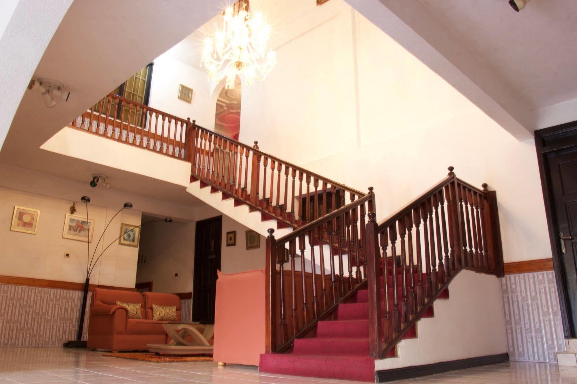 Hill View Hotel Mccarthy Hills Botianaw Esterno foto