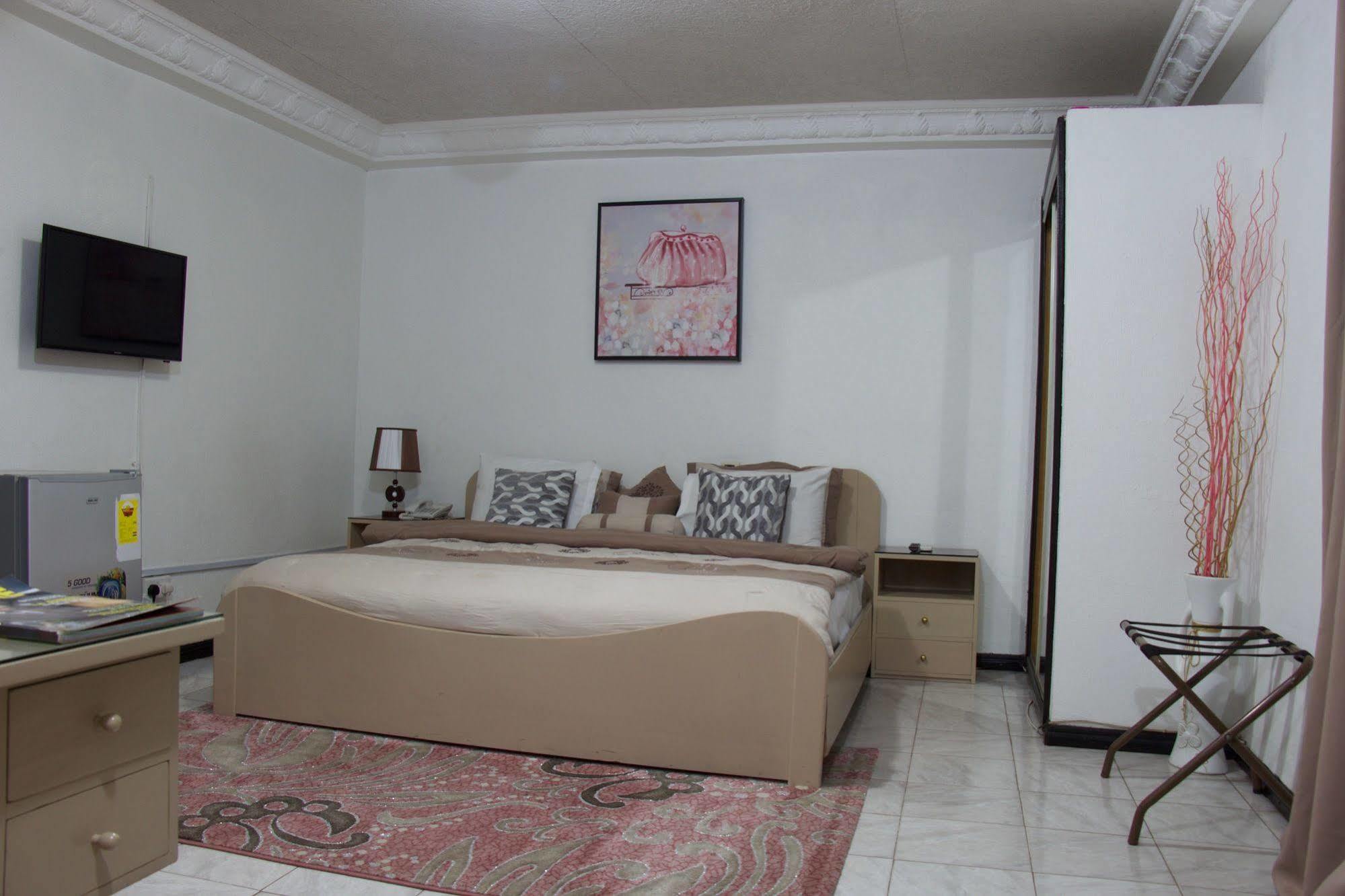 Hill View Hotel Mccarthy Hills Botianaw Esterno foto