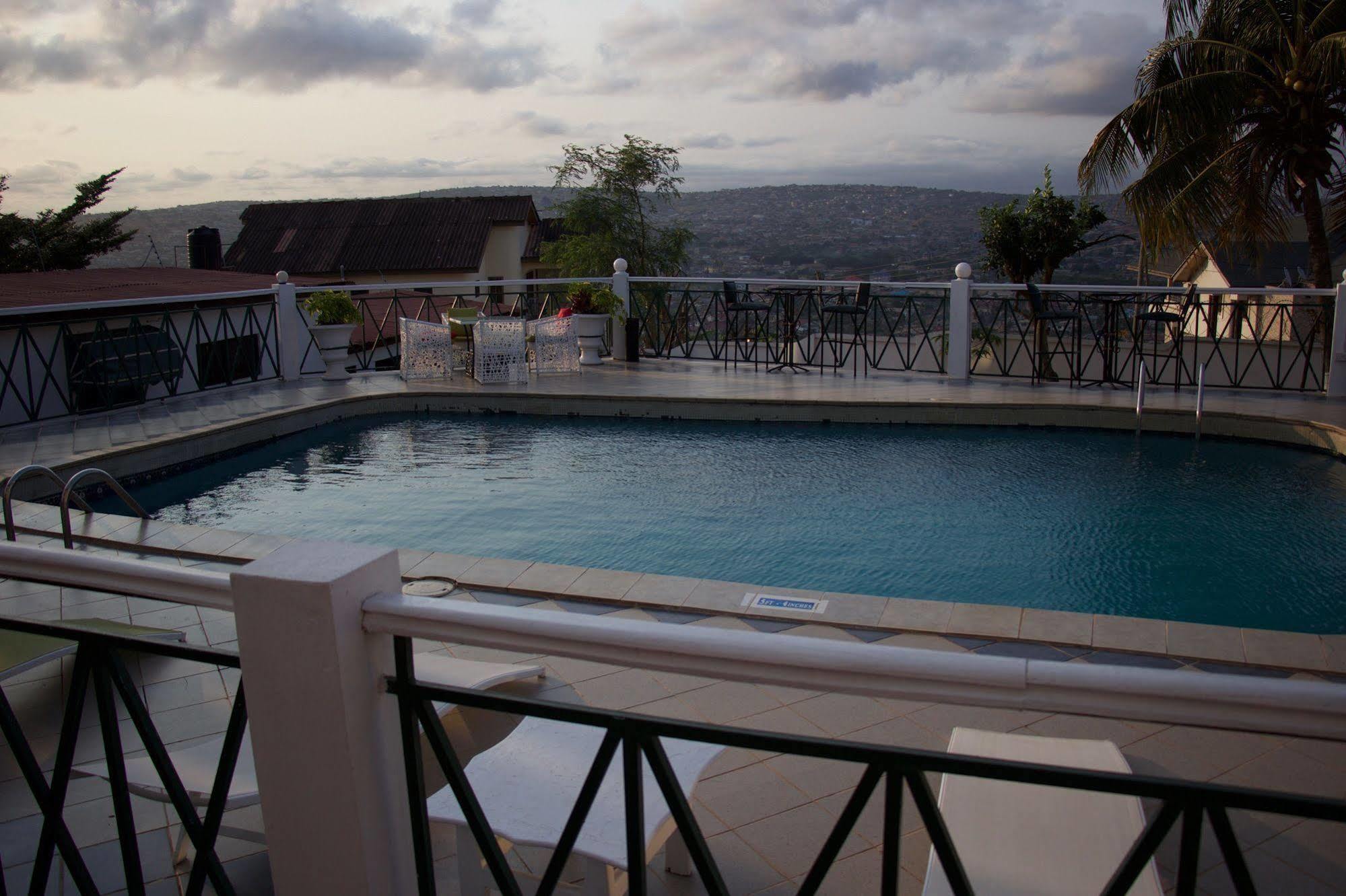 Hill View Hotel Mccarthy Hills Botianaw Esterno foto
