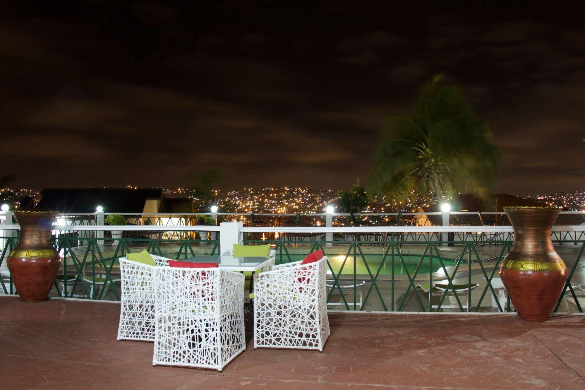 Hill View Hotel Mccarthy Hills Botianaw Esterno foto
